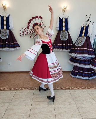 Hungarian dance F 0258